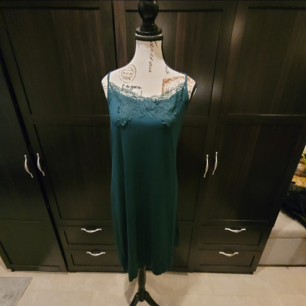 Last one! 2024 Frette Luxury Lace Neckline Nightgown  Color: Emerald Green NWT - Picture 3 of 13